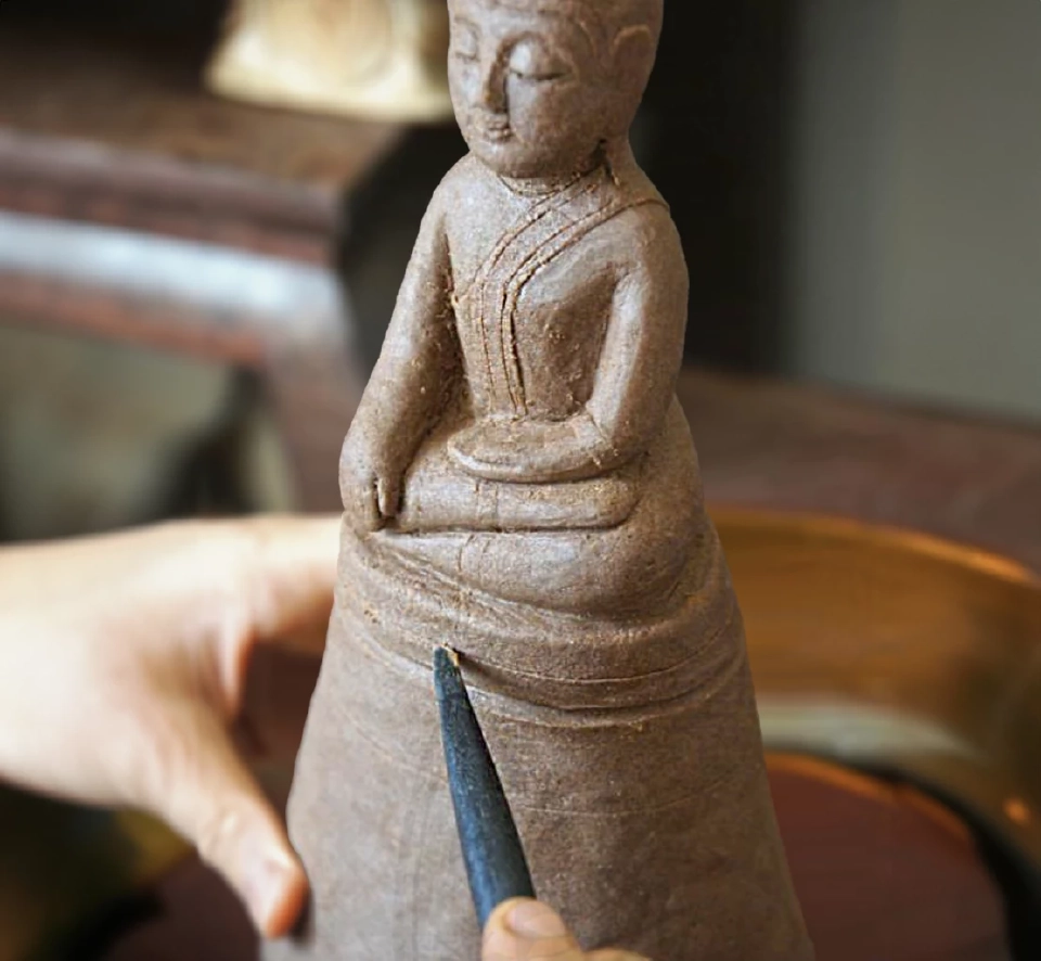 พระเจ้าดอกไม้พันดวง ศิลปะการสร้างพระพุทธรูปจากเกษรดอกไม้ 