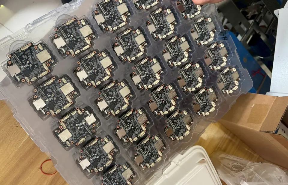 กสทช. ทลายคลังกล้องวงจรปิดเถื่อนกลางกรุง! ยึดของกลางหมื่นชุด มูลค่า 10.5 ล้าน