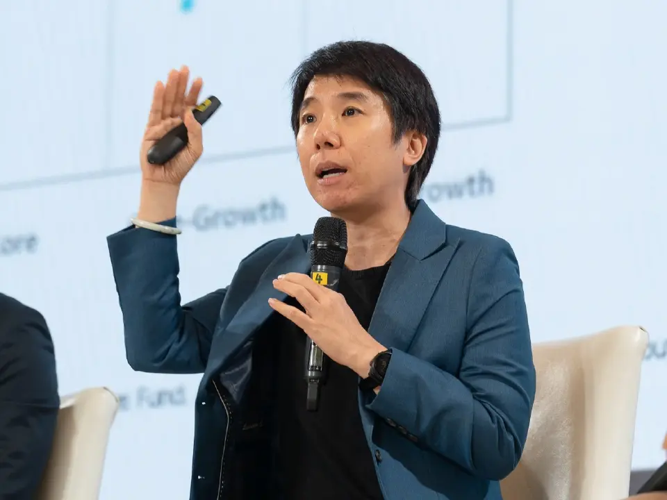 นางสาวลักษณ์ชนก สงวนรักศักดิ์ ผู้อำนวยการอาวุโส และผู้จัดการกองทุน-การลงทุนต่างประเทศ บริษัทหลักทรัพย์จัดการกองทุนเกียรตินาคินภัทร จำกัด