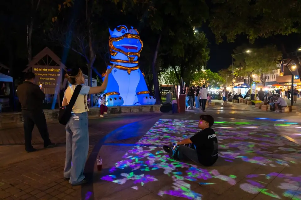 เที่ยว เชียงใหม่ Night Market เนรมิตแสงสี ถนนคนเดินสันกำแพง ท่าแพ สุดตระการตา