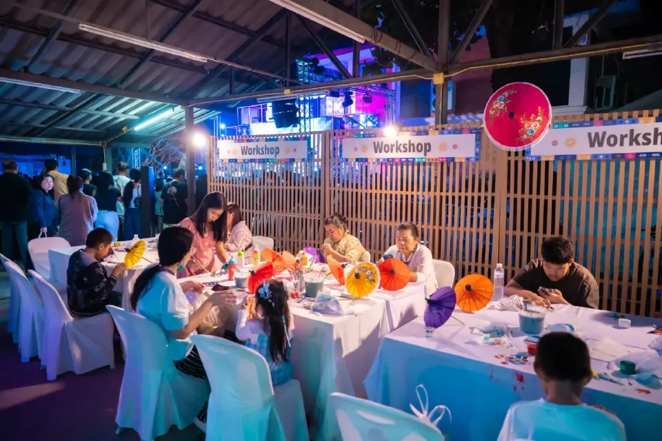 เที่ยว เชียงใหม่ Night Market เนรมิตแสงสี ถนนคนเดินสันกำแพง ท่าแพ สุดตระการตา