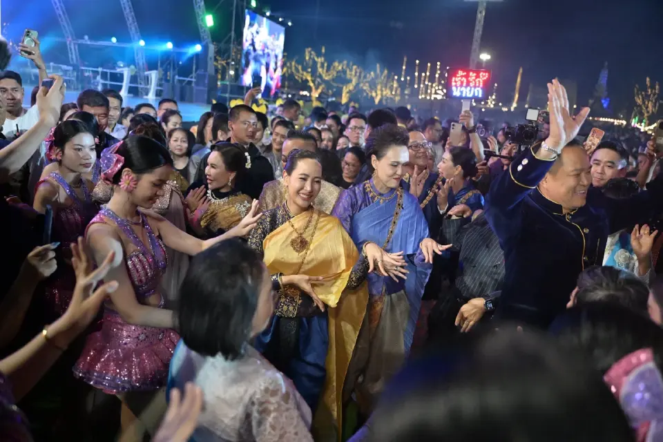 นายกฯ อนุทิน ควงภริยาสวมชุดไทยเปิดงาน 'พระนครคีรี' ครั้งที่ 39