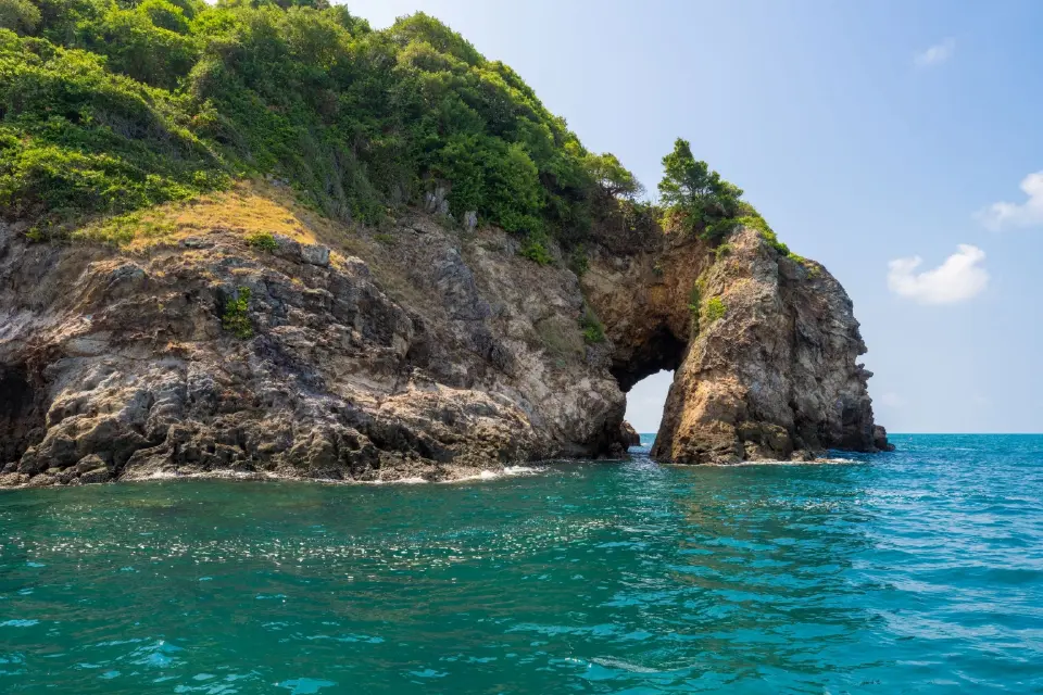 "เกาะทะลุ" จังหวัดระยอง