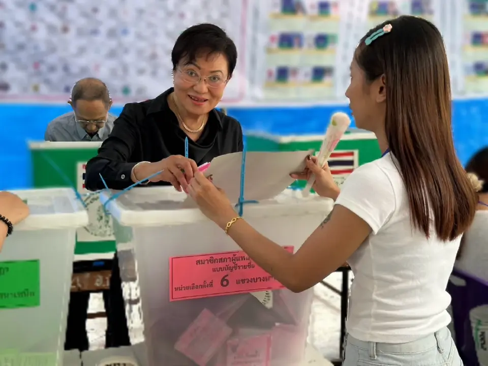 “ดร.เอ้-คุณหญิงกัลยา” นำครอบครัวเข้าคูหาเลือกตั้ง-ประชามติ ชวนคนไทยใช้สิทธิ์เยอะๆ