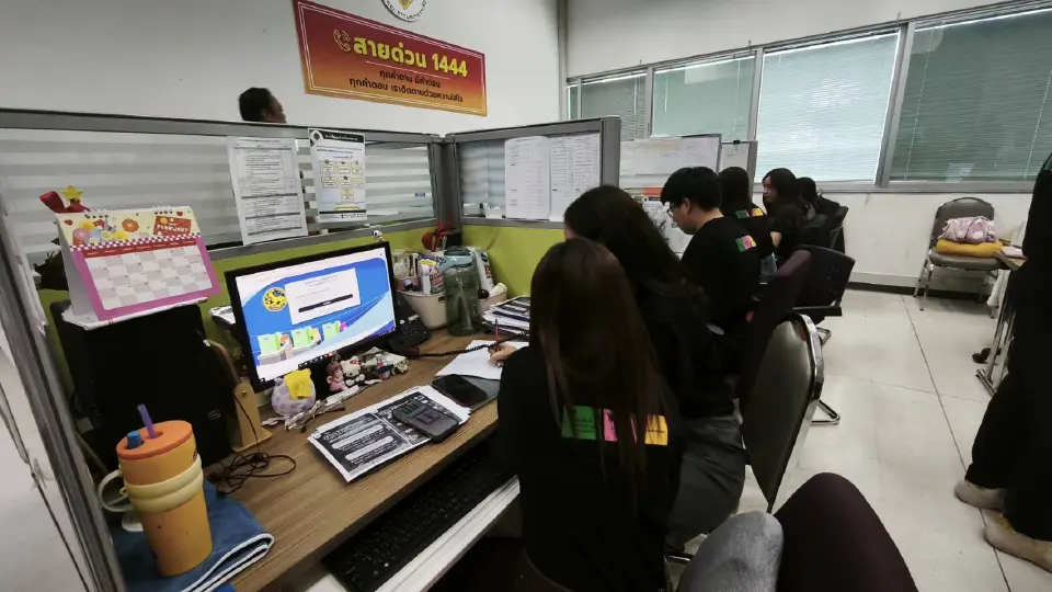 กกต.สายไหม้ ประชาชนแห่โทรสายด่วน 1444 ถามหน่วยเลือกตั้ง-สิทธิประชามติ