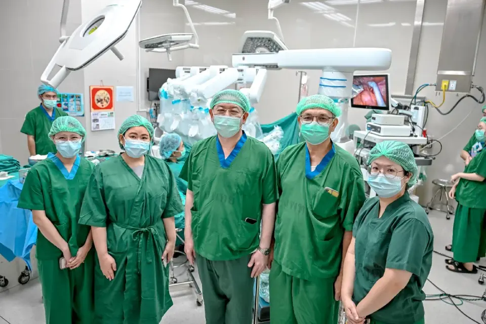 รพ.นพรัตนฯ โชว์ฝีมือผ่าตัดมดลูก ด้วยหุ่นยนต์สำเร็จรายแรก