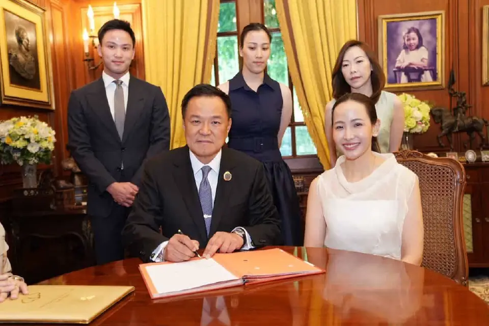 นายกฯ“อนุทิน” ควงภริยา “จ๋า ธนนนท์” จดทะเบียนสมรส รับวาเลนไทน์