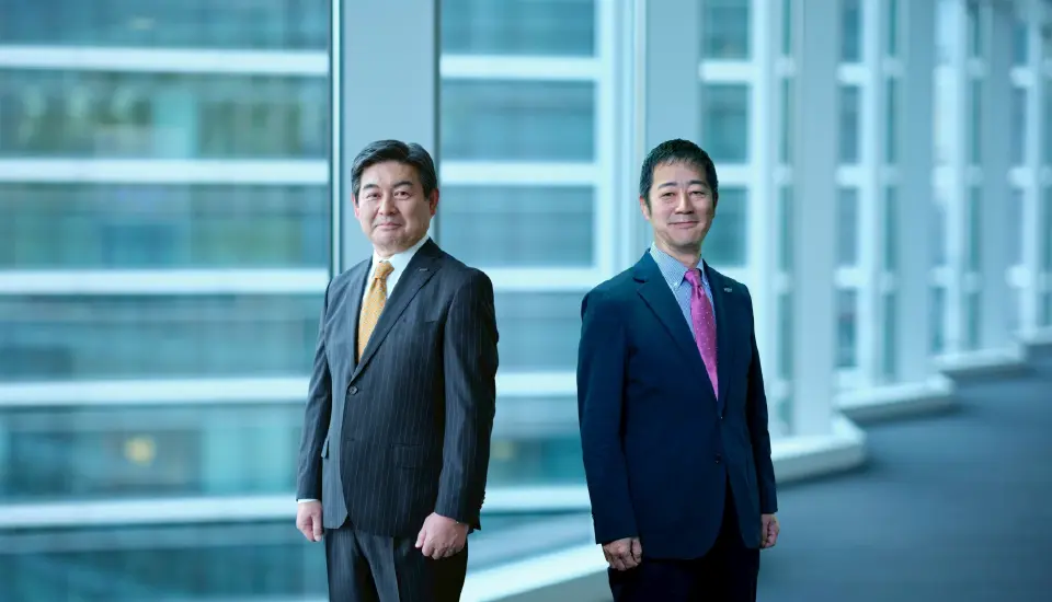 (ซ้าย) นายชิโระ คิกูจิ รองประธานบริษัท (ขวา) นายโมโตรุ ทากิซาวะผู้จัดการทั่วไป,ฝ่ายการตลาดโซลูชันธุรกิจ