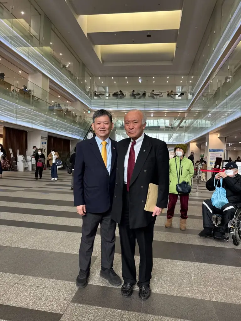 คุณกริช อึ้งวิฑูรสถิตย์ และ วุฒิสมาชิก ฮิโรอากิ คาวามูระ