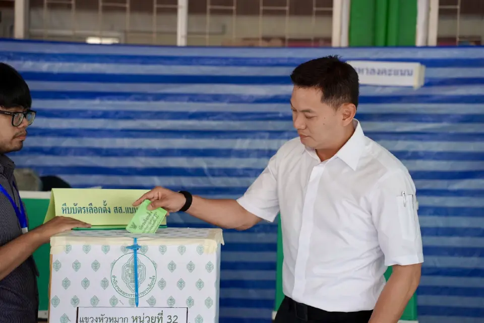 “ดร.เอ้-คุณหญิงกัลยา” นำครอบครัวเข้าคูหาเลือกตั้ง-ประชามติ ชวนคนไทยใช้สิทธิ์เยอะๆ