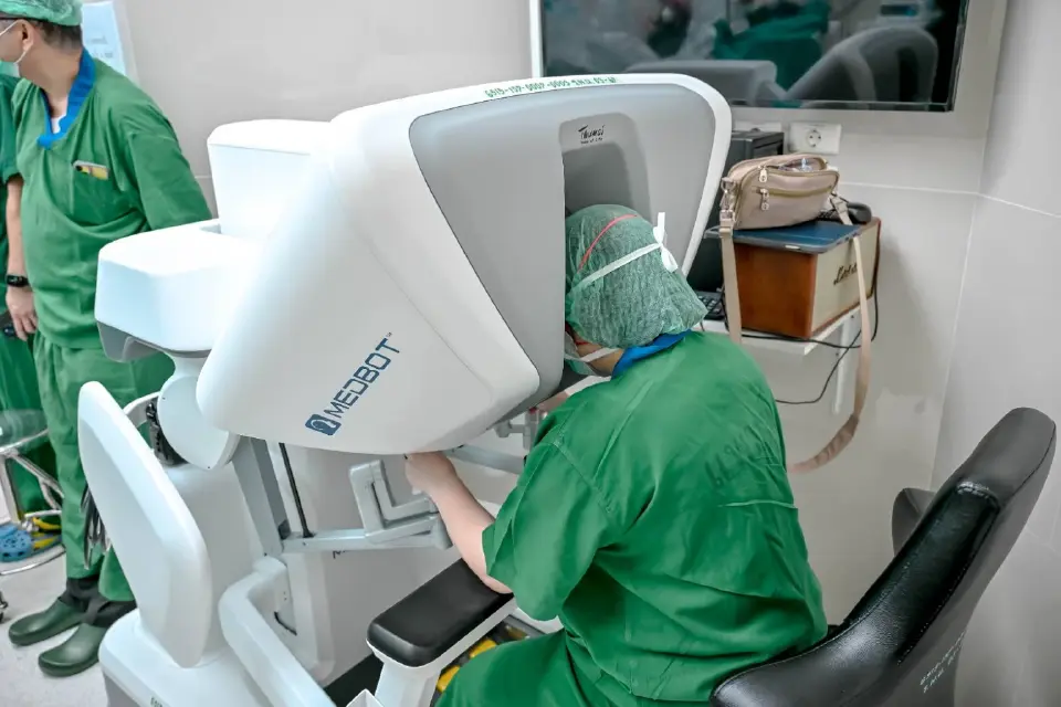 รพ.นพรัตนฯ โชว์ฝีมือผ่าตัดมดลูก ด้วยหุ่นยนต์สำเร็จรายแรก