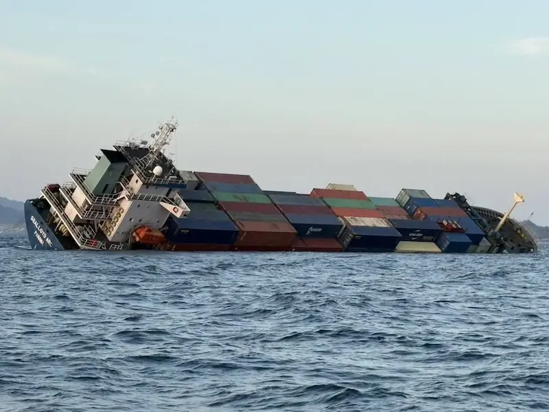 กองทัพเรือ เร่งกู้เรือสินค้า SEALLOYD ARC อับปางนอกชายฝั่ง จ.ภูเก็ต