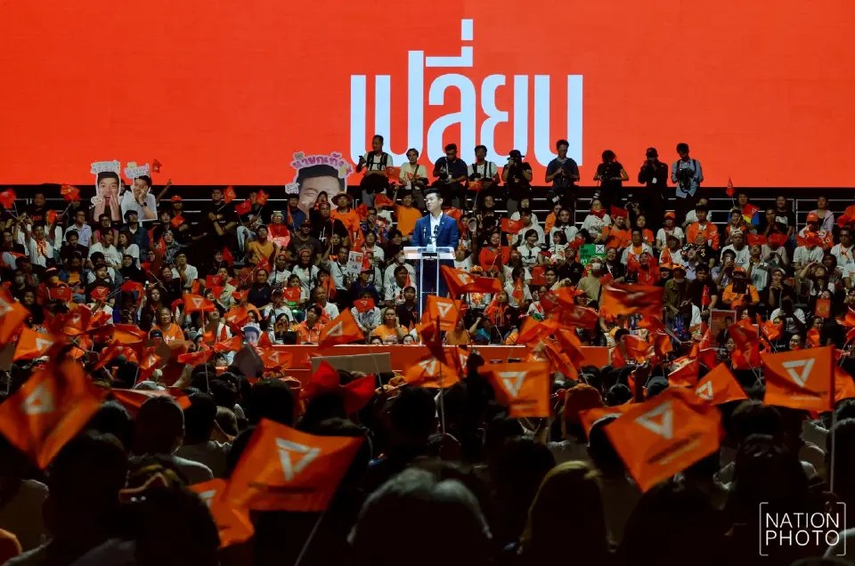 นายณัฐพงษ์ เรืองปัญญาวุฒิ หัวหน้าพรรคประชาชนและแคนดิเดตนายกรัฐมนตรี กล่าวบนเวทีปราศรัยใหญ่ครั้งสุดท้ายของพรรคประชาชน