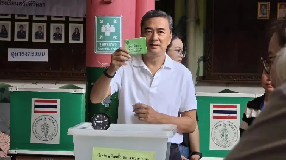 นายอภิสิทธิ์ เวชชาชีวะ หัวหน้าพรรคประชาธิปัตย์