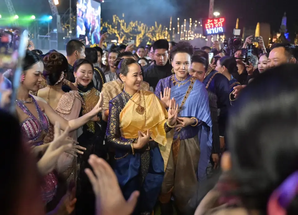 นายกฯ อนุทิน ควงภริยาสวมชุดไทยเปิดงาน 'พระนครคีรี' ครั้งที่ 39