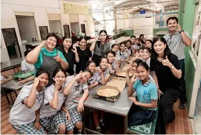 ถ่ายภาพร่วมกับน้องๆนักเรียน