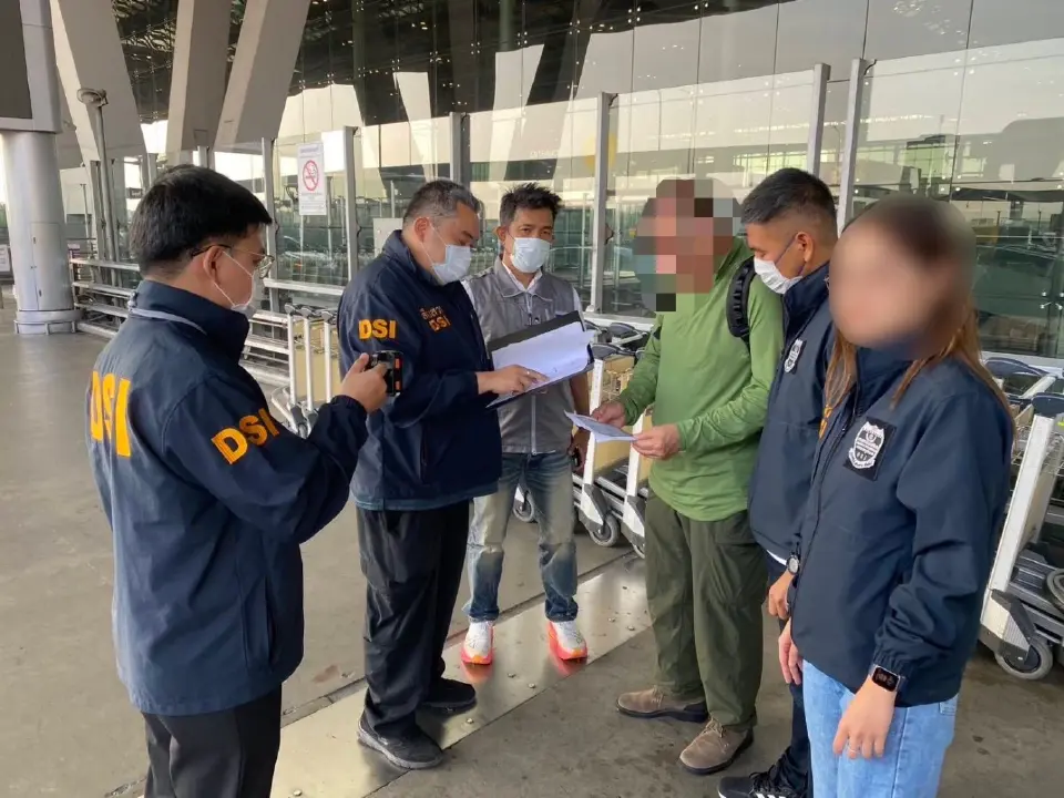 DSI ผนึก ตม. รวบอดีตผู้บริหาร บจ.ดัง ทุจริตจัดซื้อ-ปลอมเอกสาร เสียหาย 300 ล้าน