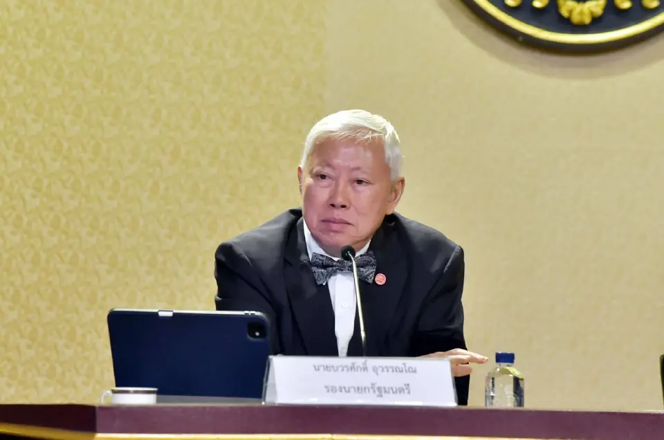 นายบวรศักดิ์ อุวรรณโณ รองนายกรัฐมนตรี