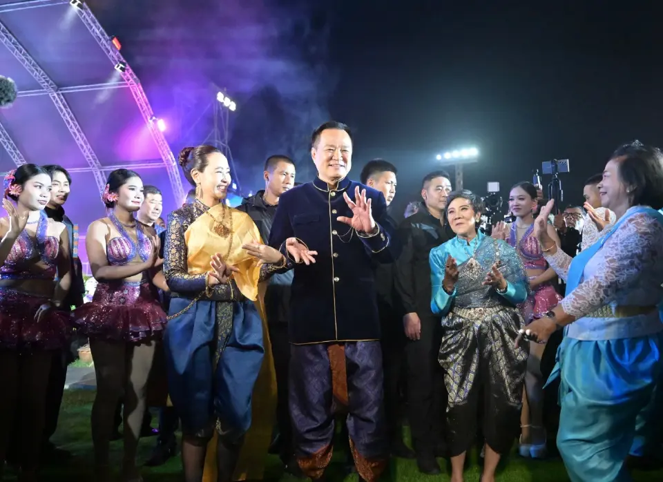 นายกฯ อนุทิน ควงภริยาสวมชุดไทยเปิดงาน 'พระนครคีรี' ครั้งที่ 39