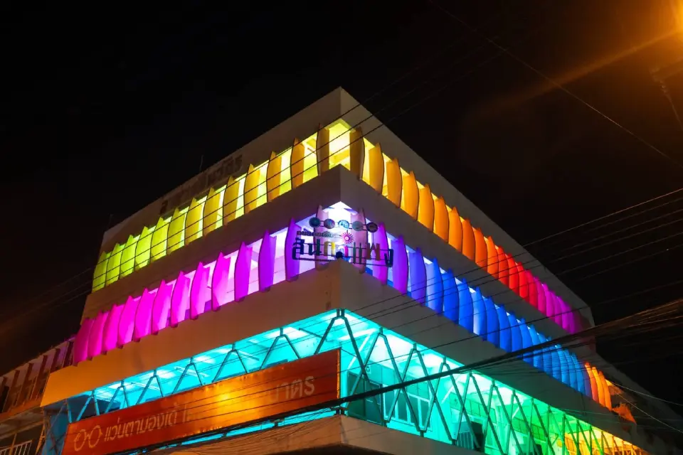 เที่ยว เชียงใหม่ Night Market เนรมิตแสงสี ถนนคนเดินสันกำแพง ท่าแพ สุดตระการตา