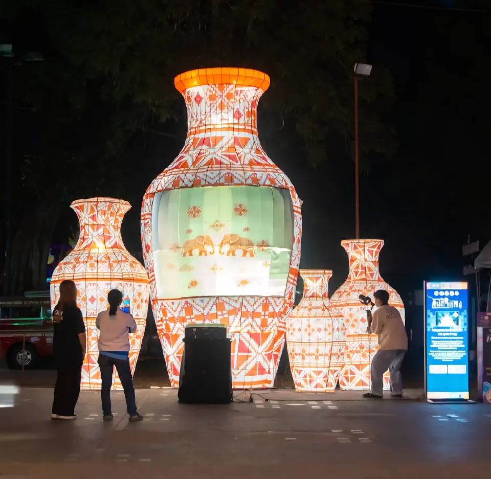 เที่ยว เชียงใหม่ Night Market เนรมิตแสงสี ถนนคนเดินสันกำแพง ท่าแพ สุดตระการตา