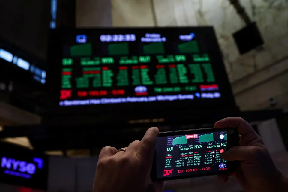 หุ้นสหรัฐร่วง ผวา 'ด้านมืด AI' จับตาเงินเฟ้อรอบใหม่ ชี้ชะตาดอกเบี้ย