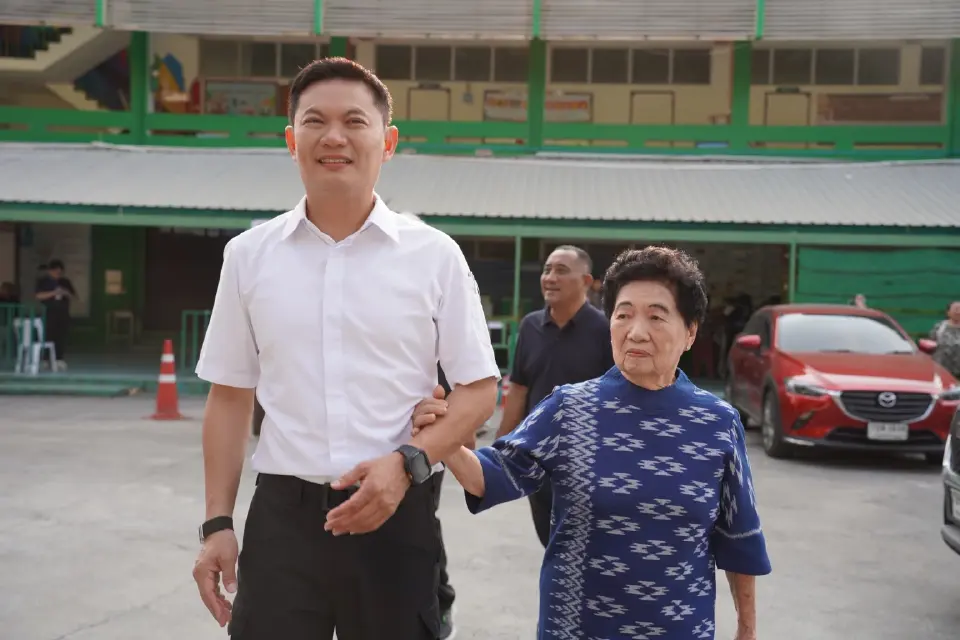 “ดร.เอ้-คุณหญิงกัลยา” นำครอบครัวเข้าคูหาเลือกตั้ง-ประชามติ ชวนคนไทยใช้สิทธิ์เยอะๆ