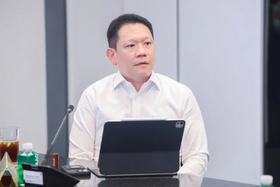 นายลวรณ แสงสนิท ปลัดกระทรวงการคลัง