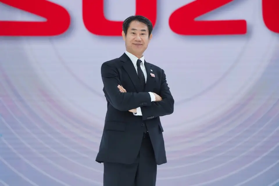 นาย ทาคาชิ ฮาตะ กรรมการผู้จัดการ บริษัท ตรีเพชรอีซูซุเซลส์ จำกัด 