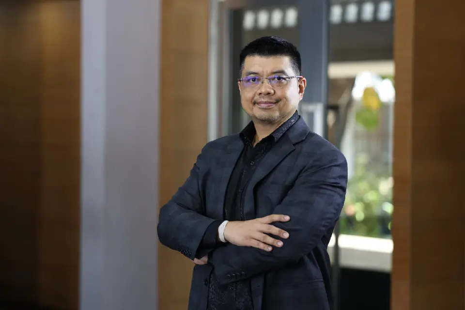 ผศ. ดร.เกียรติอนันต์ ล้วนแก้ว อาจารย์ประจำคณะเศรษฐศาสตร์ มหาวิทยาลัยธรรมศาสตร์ 