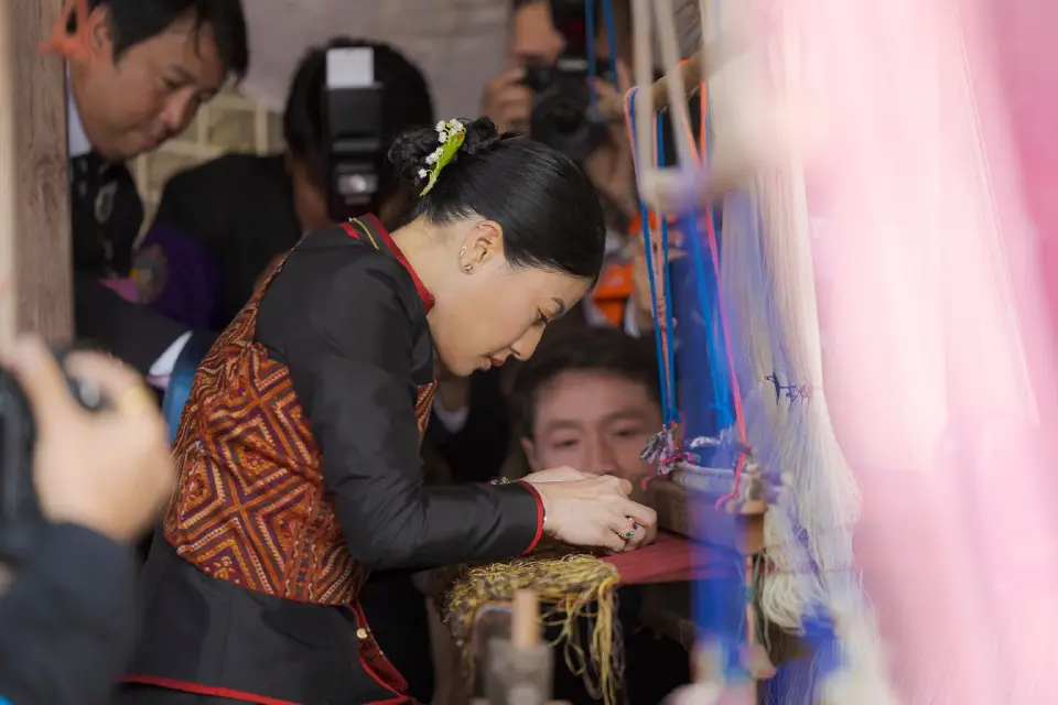 สมเด็จพระเจ้าลูกเธอ เจ้าฟ้าสิริวัณณวรี นารีรัตนราชกัญญา เสด็จไปทอดพระเนตรนิทรรศการการจัดแสดงผลงานภูมิปัญญาผ้าไทยและงานหัตถกรรมชุมชน ณ สหกรณ์ศูนย์ศิลปาชีพทอผ้าไหมแพรวา บ้านโพน กาฬสินธุ์ จำกัด อ.คำม่วง จ.กาฬสินธุ์