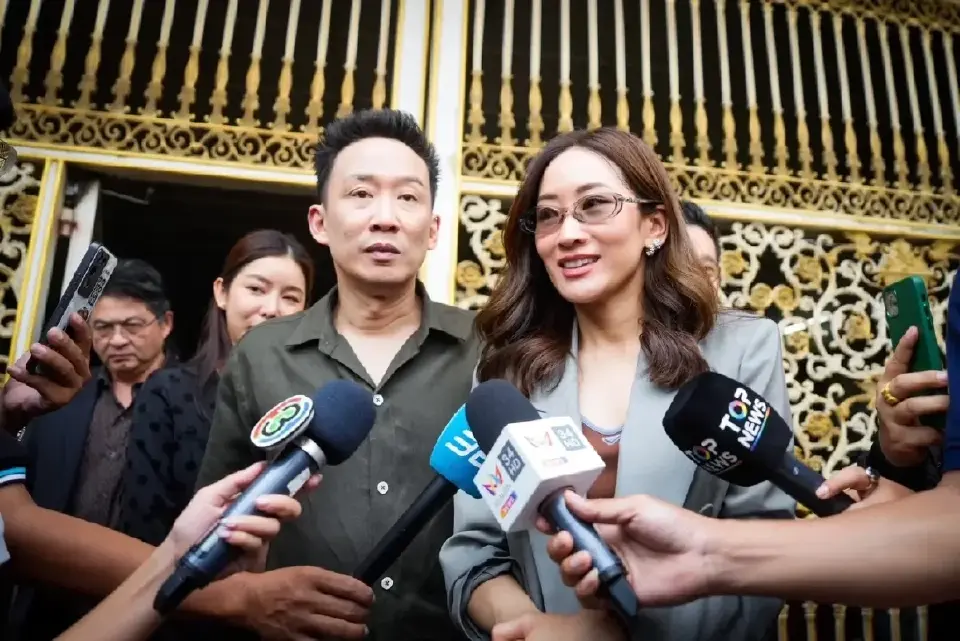 นายพานทองแท้ ชินวัตร และ น.ส.พินทองทา ชินวัตร คุณากรวงศ์ เข้าเยี่ยมบิดา นายทักษิณ ชินวัตร อดีตนายกรัฐมนตรี เรือนจำกลางคลองเปรม กรุงเทพฯ