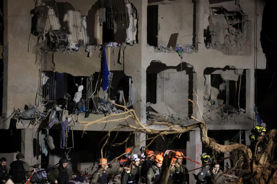 ทหารอิสราเอลปฏิบัติงานในพื้นที่ที่ได้รับความเสียหายหลังจาก การโจมตีด้วยขีปนาวุธของ อิหร่าน ใส่บ้านเรือนในเมืองอารัด