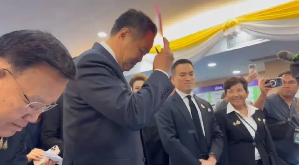 “อนุทิน”รับหนังสือรับรอง สส. ยกเคาะหัว 3 ครั้ง ลั่นเร่งลุยงานทุกเรื่อง