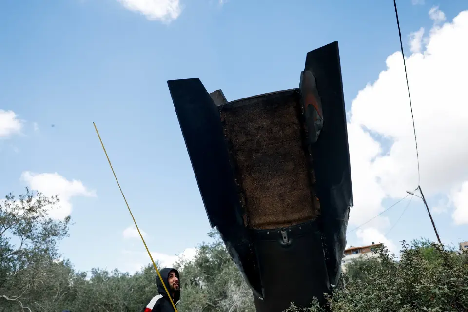 เปิดภาพ 'ซากขีปนาวุธ' จากอิหร่าน ปักพื้นดินในเขตเวสต์แบงก์ อิสราเอล