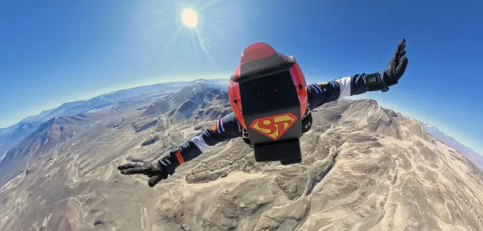 Guinness บันทึกสถิติที่ 3 'ซุปเปอร์ตุ้ม' คนไทยคนแรก โดดร่มลงภูเขาไฟสูงสุดในโลก