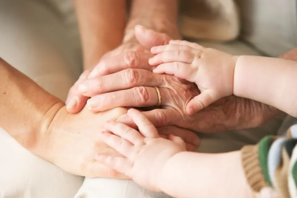 Sandwich Generation วิกฤตเงียบคนวัยทำงาน แบกภาระสองรุ่นท่ามกลางสังคมสูงวัย