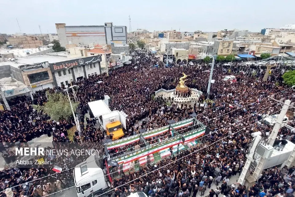 สถานทูตอิหร่าน เผยภาพพิธีเคลื่อนร่างอันบริสุทธิ์ของเหล่ามวลวีรชนผู้พลีชีพ แห่งโรงเรียนประถมสตรีเมืองมีนับ