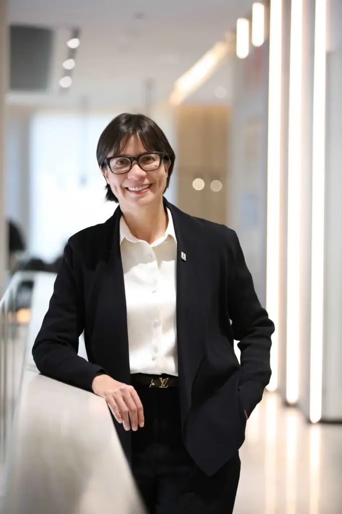 นางสาว เยเนอเวียบ ศิริวรรณ ฟิเนท์ 