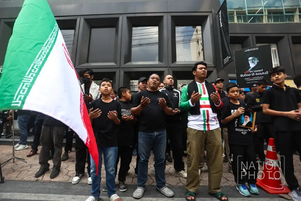 กลุ่มชาวชีอะห์ในไทย กว่า 200 คน รวมตัวไว้อาลัย“คาเมเนอี” หน้าสถานทูตอิหร่าน