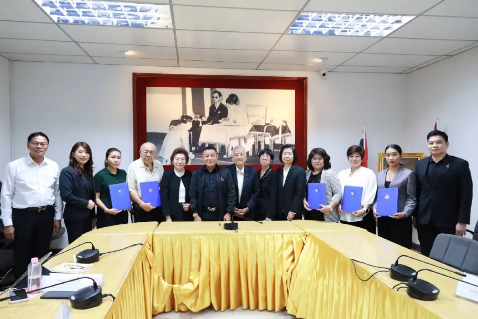 สกสค. เซ็น 5 เอกชนพิมพ์แบบเรียน โปร่งใสประหยัดงบ 255 ล้าน มั่นใจทันเปิดเทอม