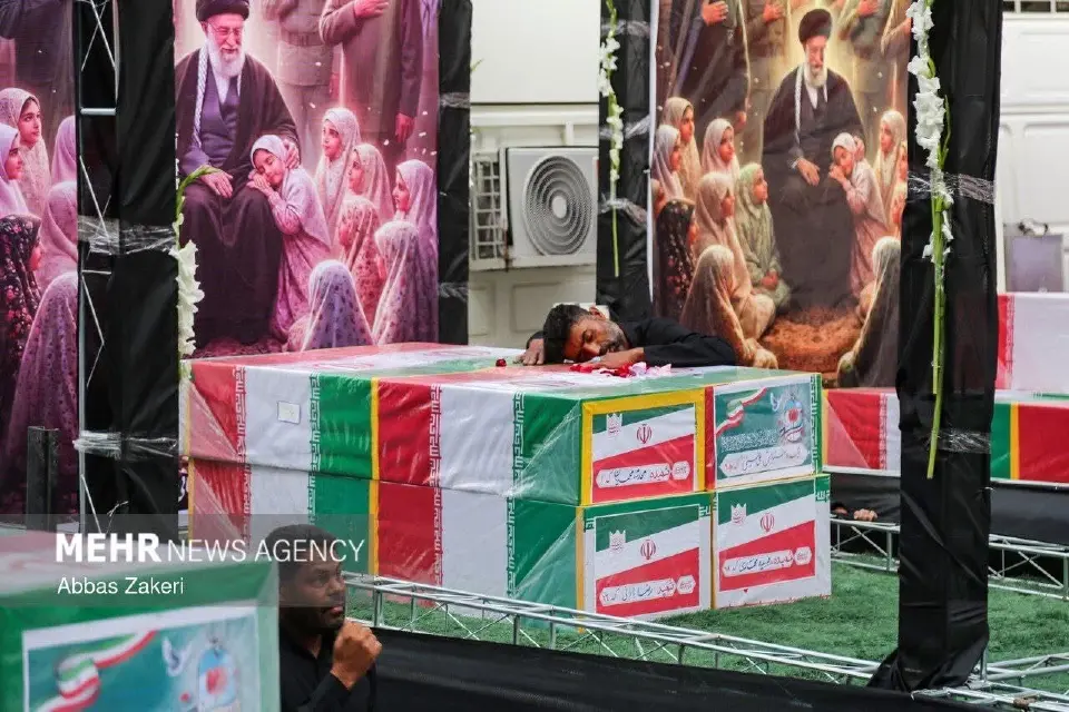 สถานทูตอิหร่าน เผยภาพพิธีเคลื่อนร่างอันบริสุทธิ์ของเหล่ามวลวีรชนผู้พลีชีพ แห่งโรงเรียนประถมสตรีเมืองมีนับ