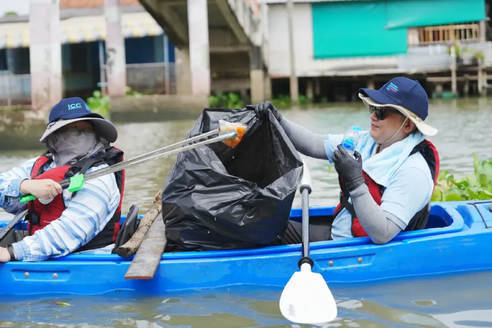 ไอ.ซี.ซี.  ปลูกจิตสำนึกรักษ์โลก พายเรือเก็บขยะคลองนนท์ ลดคาร์บอนเพื่อชุมชน