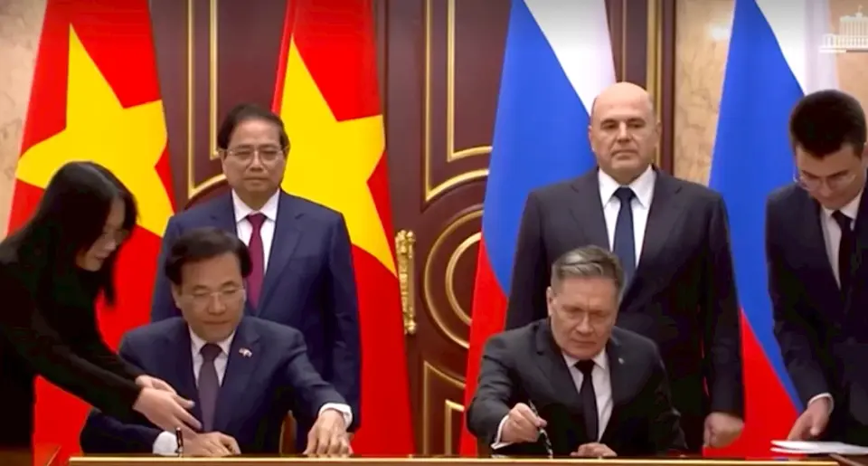 นายกรัฐมนตรีฟาม มินห์ ชินห์ และนายมิคาอิล มิชูสติน นายกรัฐมนตรีรัสเซีย ร่วมเป็นสักขีพยานในพิธีลงนามข้อตกลงความร่วมมือในการก่อสร้างโรงไฟฟ้าพลังงานนิวเคลียร์ในเวียดนาม หลังจากการเจรจาเสร็จสิ้น (ภาพถ่ายโดย VNA/VNS โดย Dương Giang)