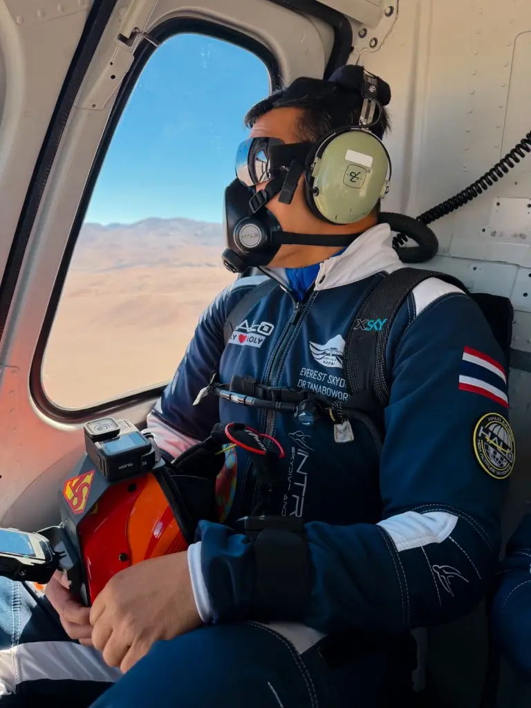 Guinness บันทึกสถิติที่ 3 'ซุปเปอร์ตุ้ม' คนไทยคนแรก โดดร่มลงภูเขาไฟสูงสุดในโลก