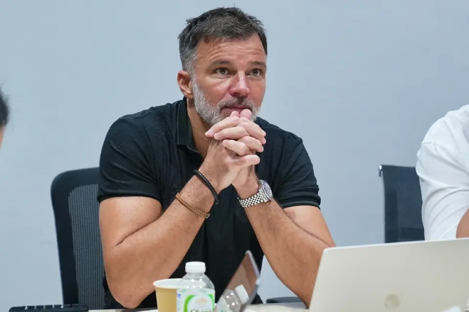 แอนโธนี ฮัดสัน หัวหน้าผู้ฝึกสอน ฟุตบอลชายทีมชาติไทย 