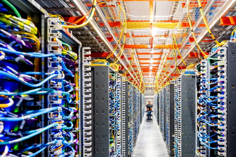 ระทึก! โดรนถล่มดาต้าเซ็นเตอร์ AWS บาห์เรน สะเทือนคลาวด์โลก