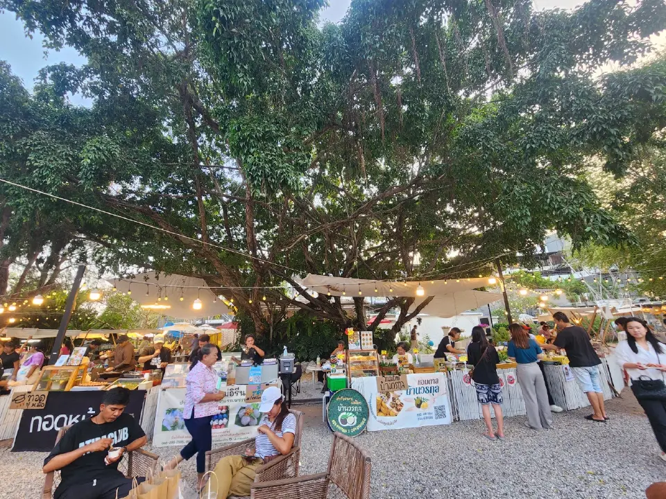 ตลาดสวนสนลอย