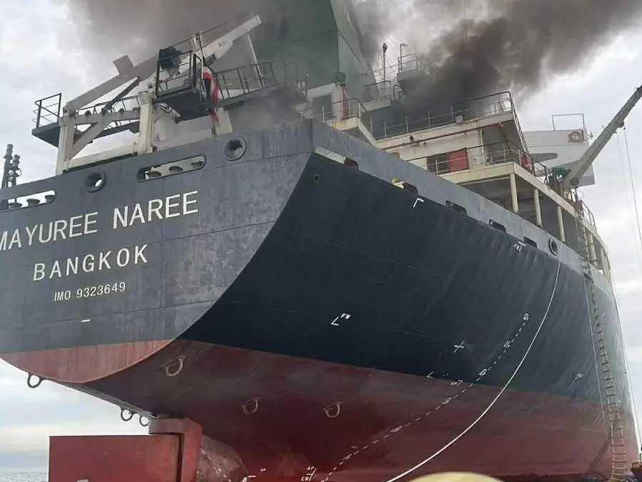 เรือกว่า 350 ลำ รออิหร่านไฟเขียวแล่นผ่าน 'ช่องแคบฮอร์มุซ'