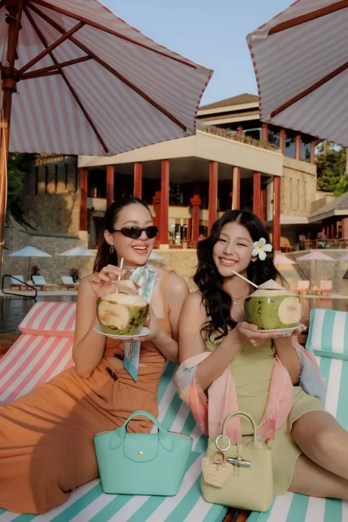 มินนี่–ภัณฑิรา พิพิธยากร, แยม–มทิรา ตันติประสุต, ใบปอ–ธิติยา จิระพรศิลป์ และ แฟรี่–กิรณา พิพิธยากร มาร่วมเผยลุคจากคอลเลคชั่น Summer 2026 ถ่ายทอดจิตวิญญาณของฤดูกาลผ่านสไตล์ที่สะท้อนความสดใส ความเคลื่อนไหว และความร่วมสมัยของลองฌองป์ ภายใต้บรรยากาศริมทะเลที่เปี่ยมด้วยพลังและเสน่ห์ในแบบฉบับปารีเซียง